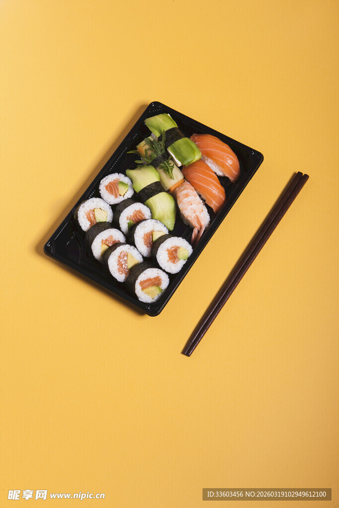 美味寿司套餐配精致筷子