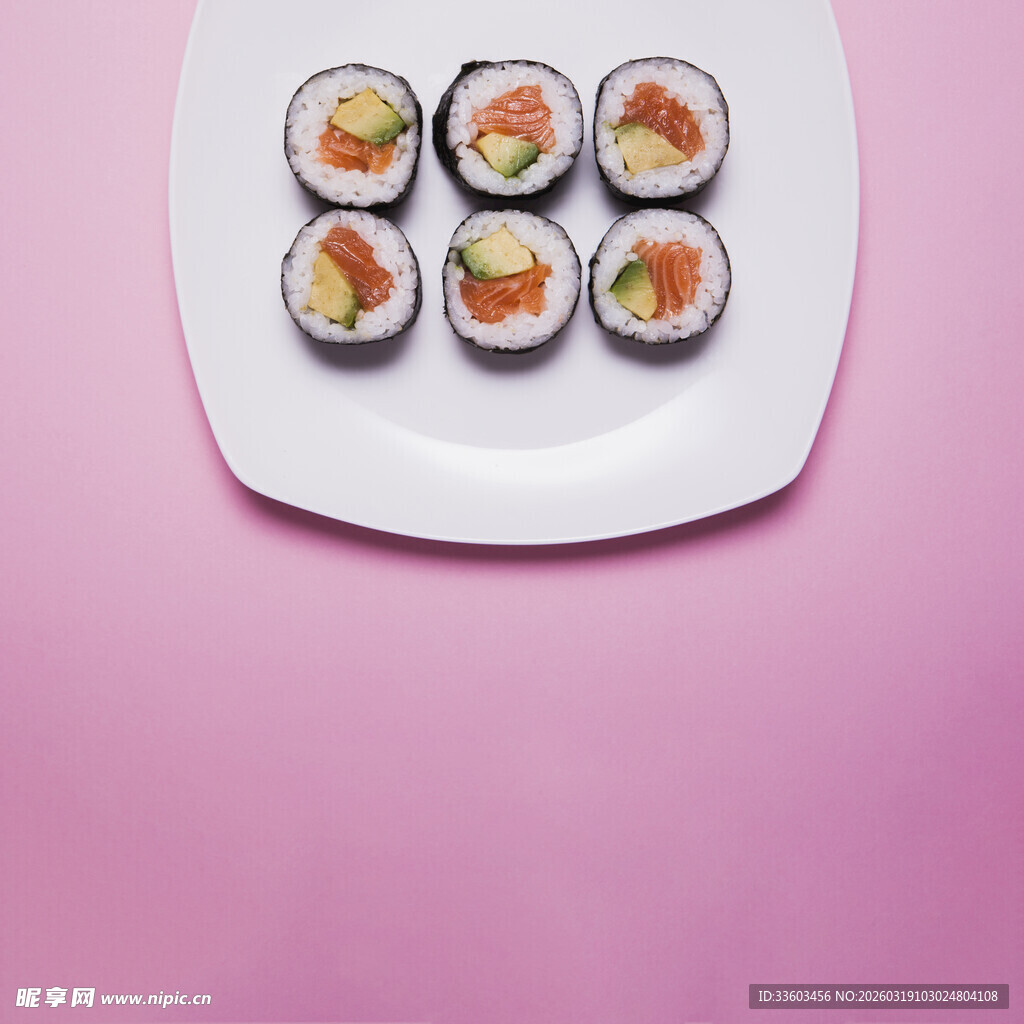 粉色背景上的美味寿司拼盘