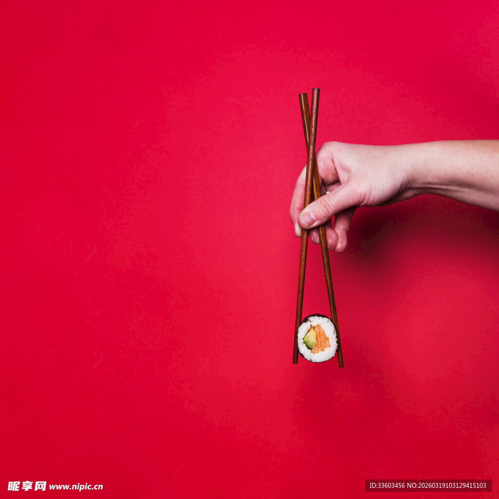 手持筷子夹寿司红背景