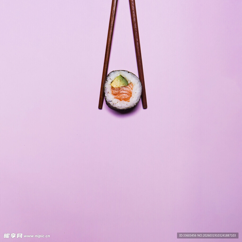 紫色背景上的寿司与筷子