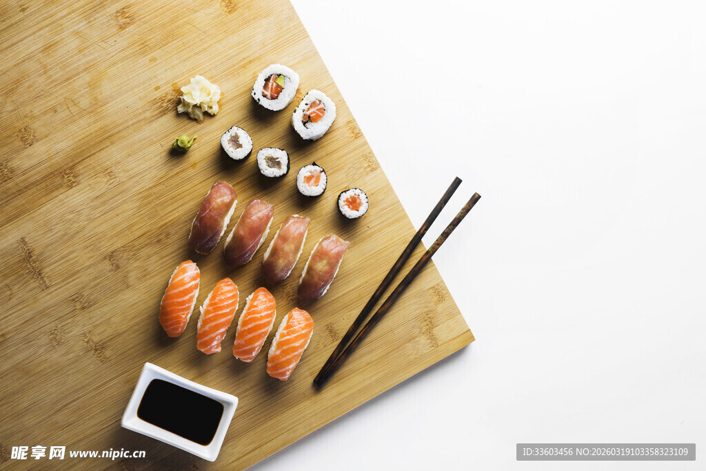 美味寿司摆放在木制砧板上