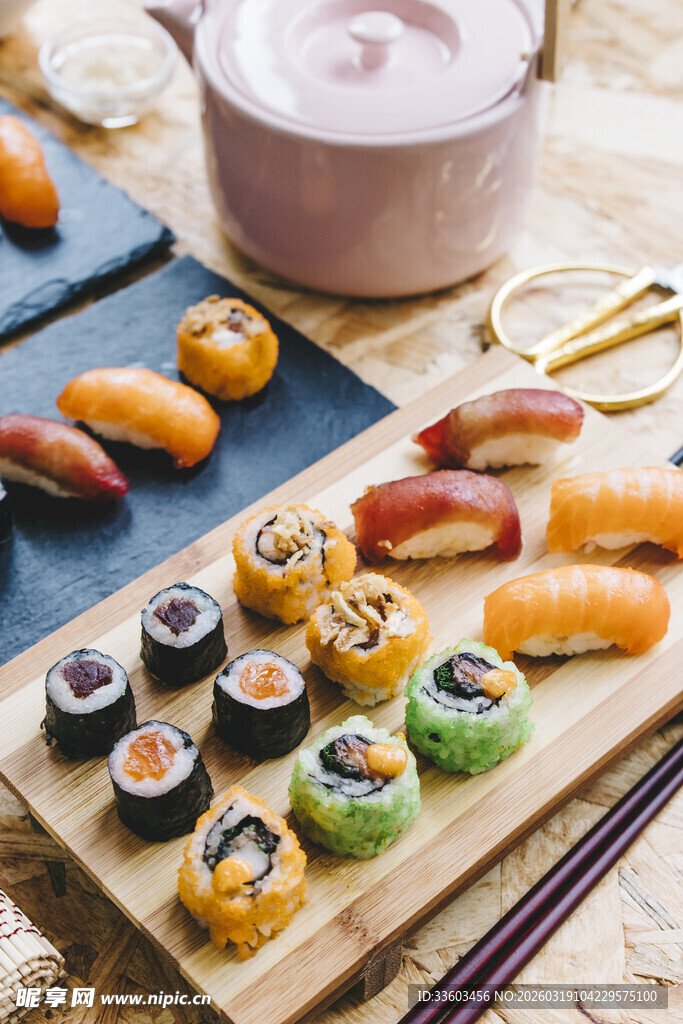多样寿司拼盘美食展示