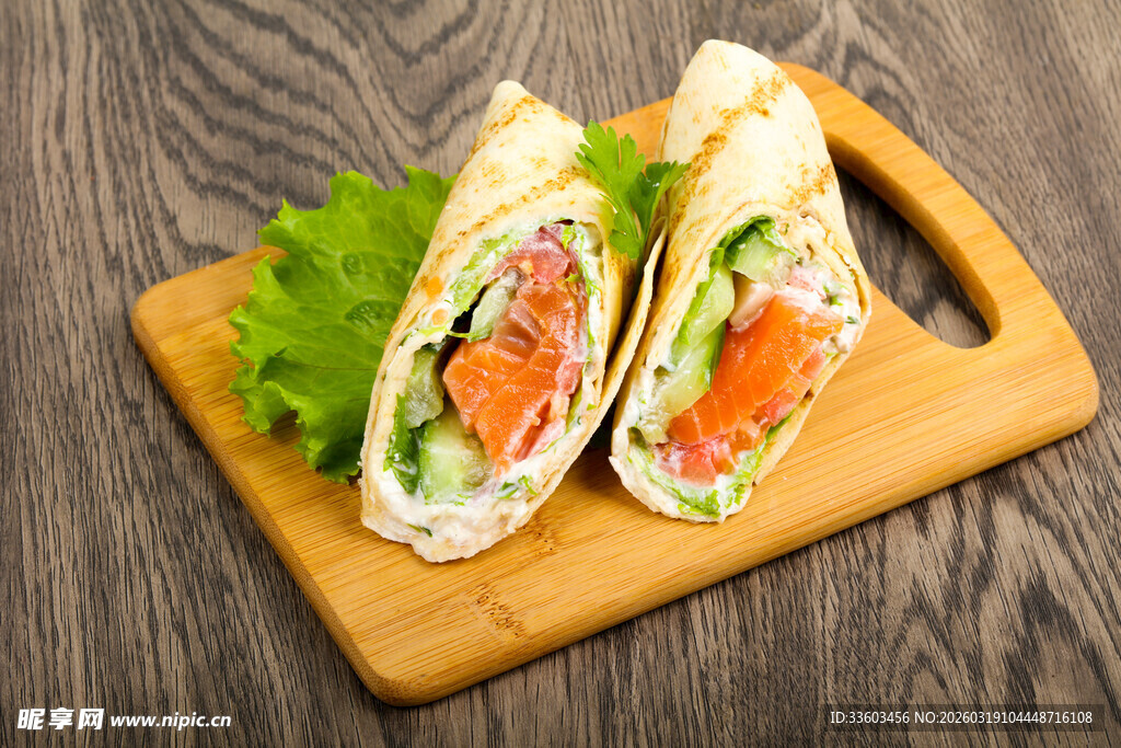 木制砧板上的美味三文鱼卷