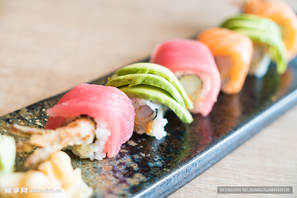 多彩寿司拼盘
