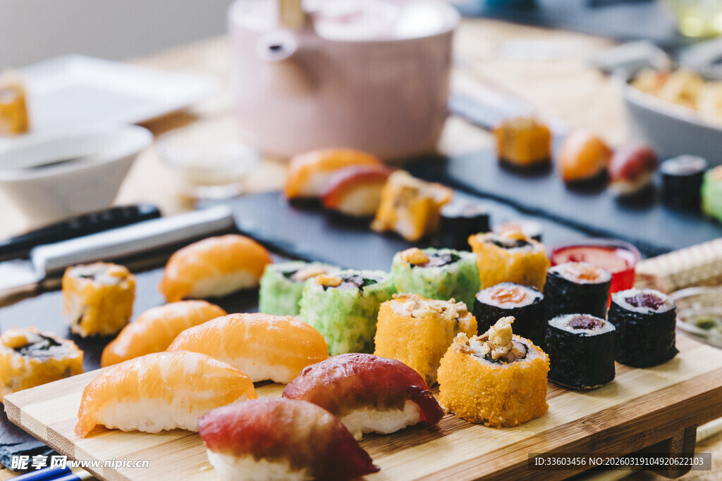 多样美味寿司摆放在桌