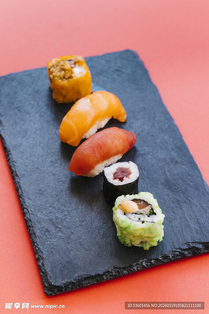 美味寿司摆放在黑色石板上