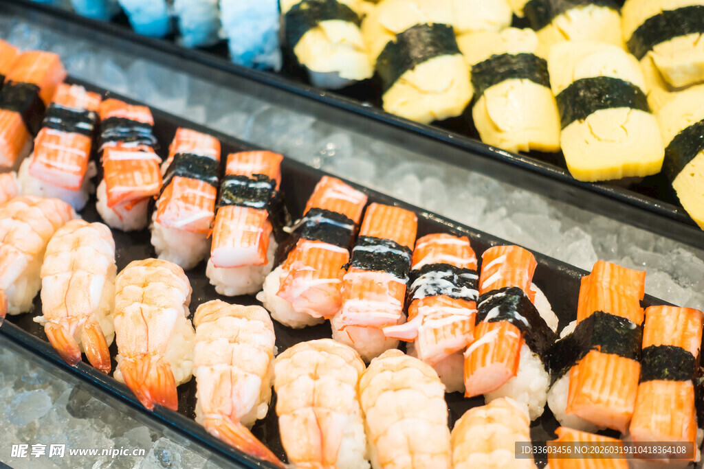 多样寿司拼盘展示