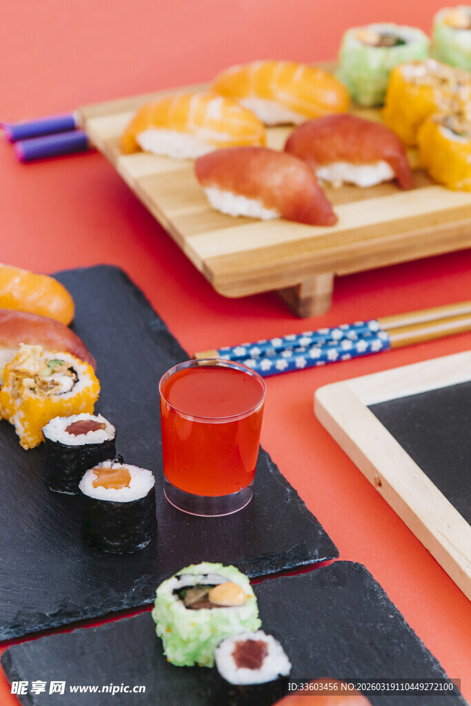 多彩寿司与饮品的美味组合