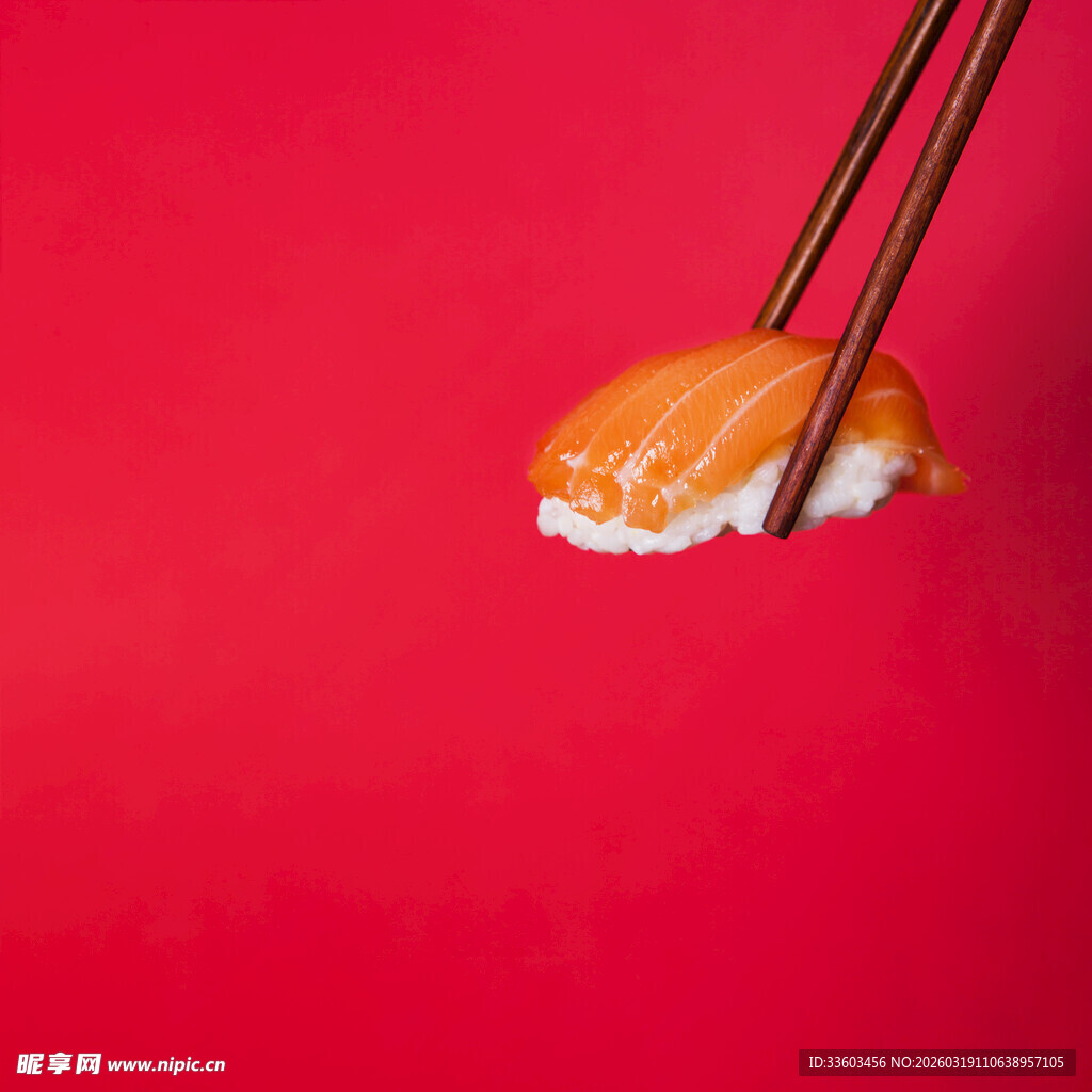 红底上的三文鱼寿司