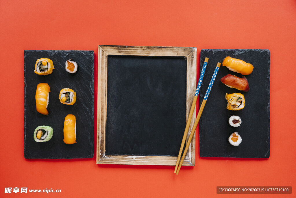 黑板旁的多彩文具组合