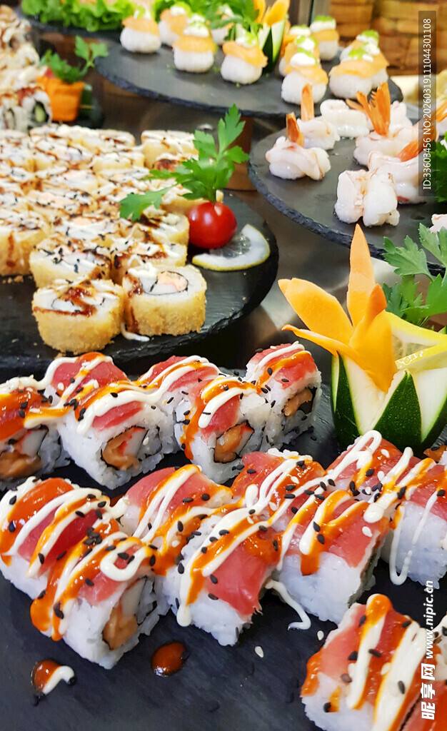 多样美味寿司拼盘展示
