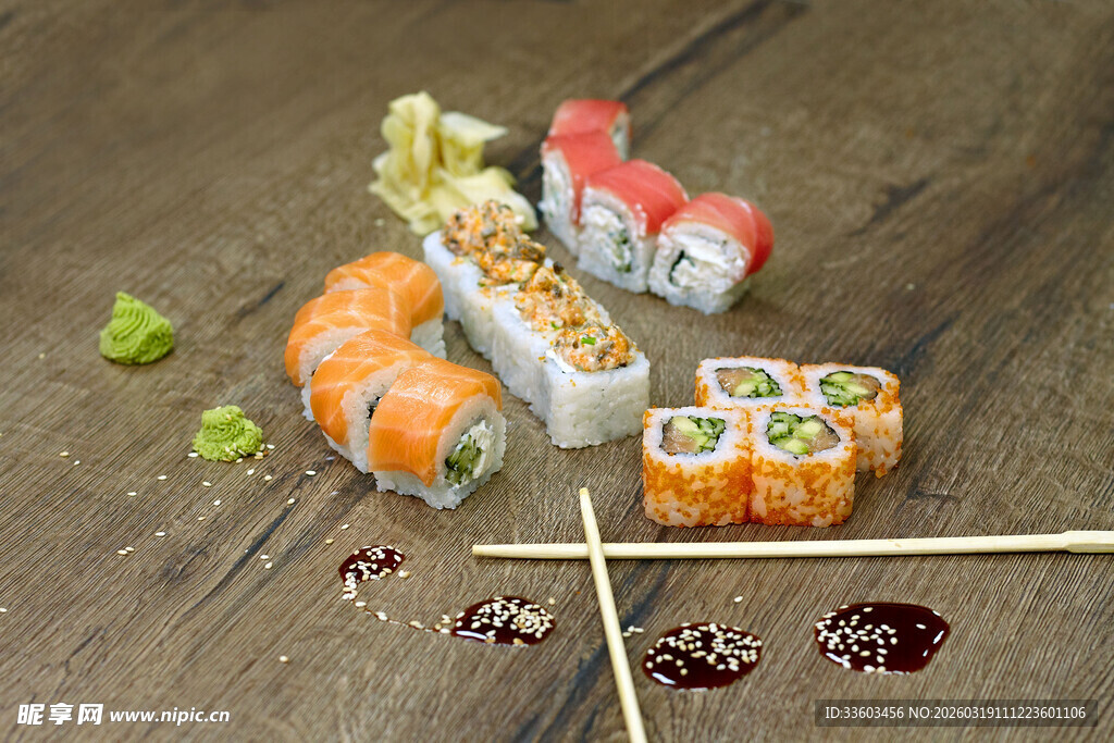 美味寿司摆放在木桌上