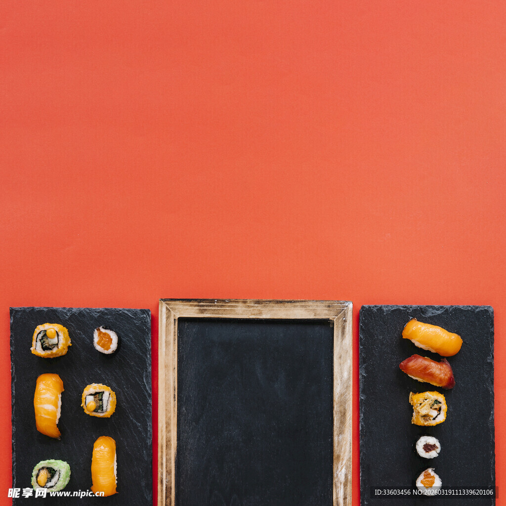 黑板旁的多彩文具排列