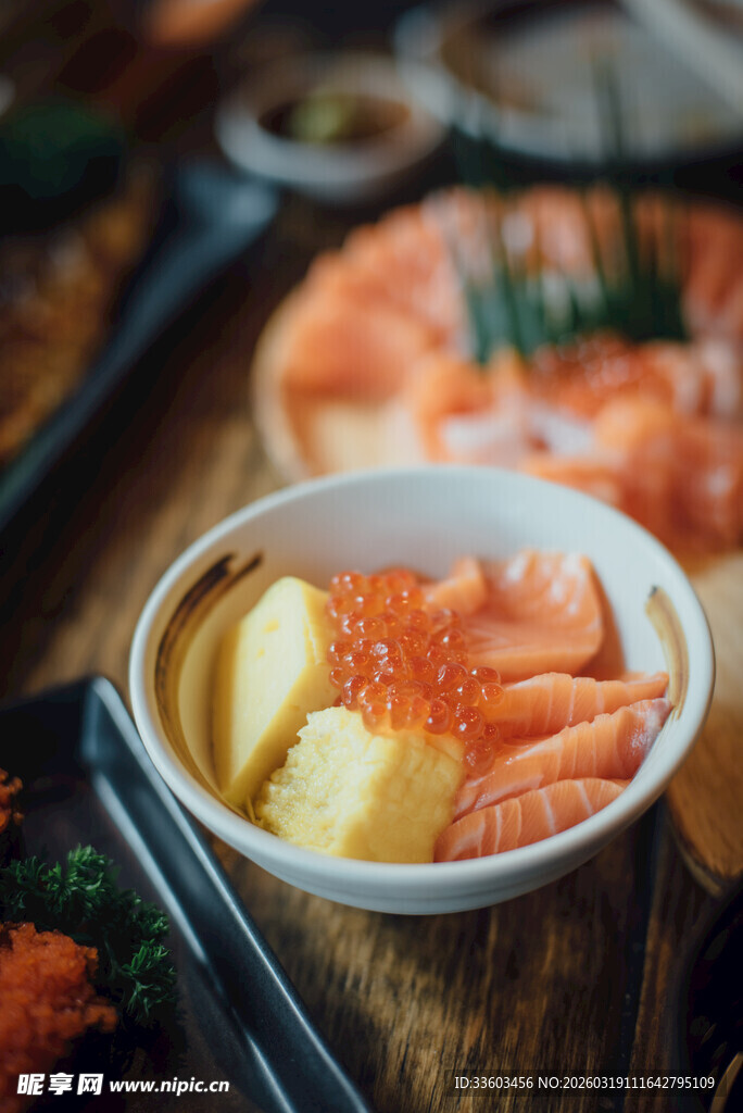 美味三文鱼刺身与配菜