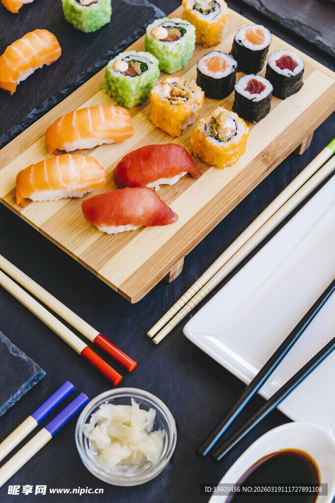 多样寿司摆盘展示