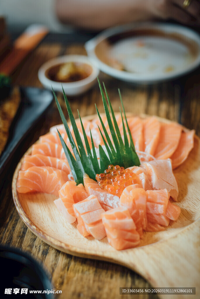 新鲜三文鱼刺身摆盘