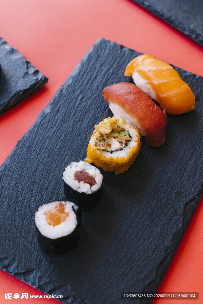 美味寿司摆放在黑色石板上