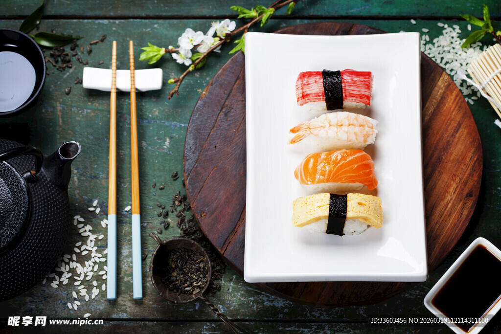 精致寿司摆盘与餐具