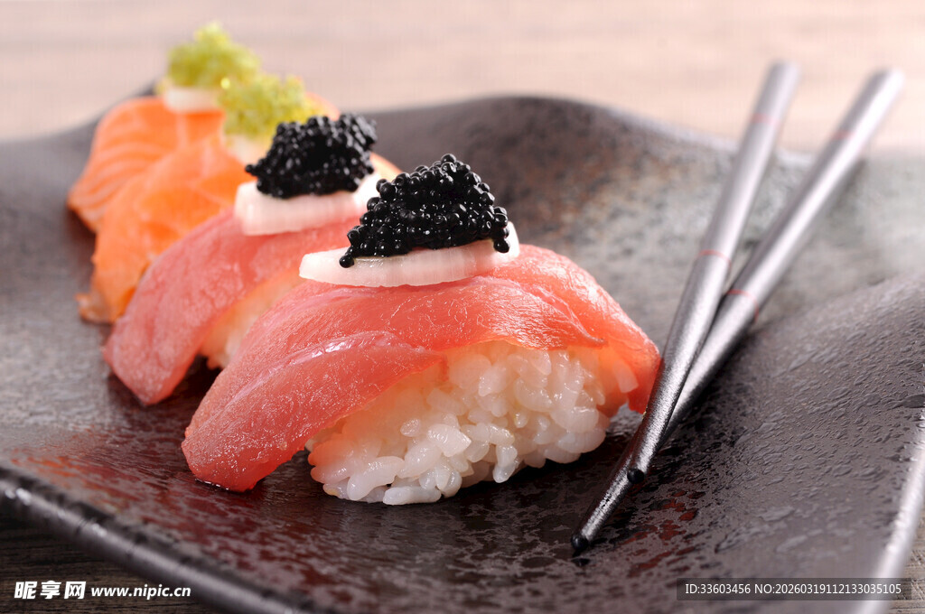 美味三文鱼寿司摆盘