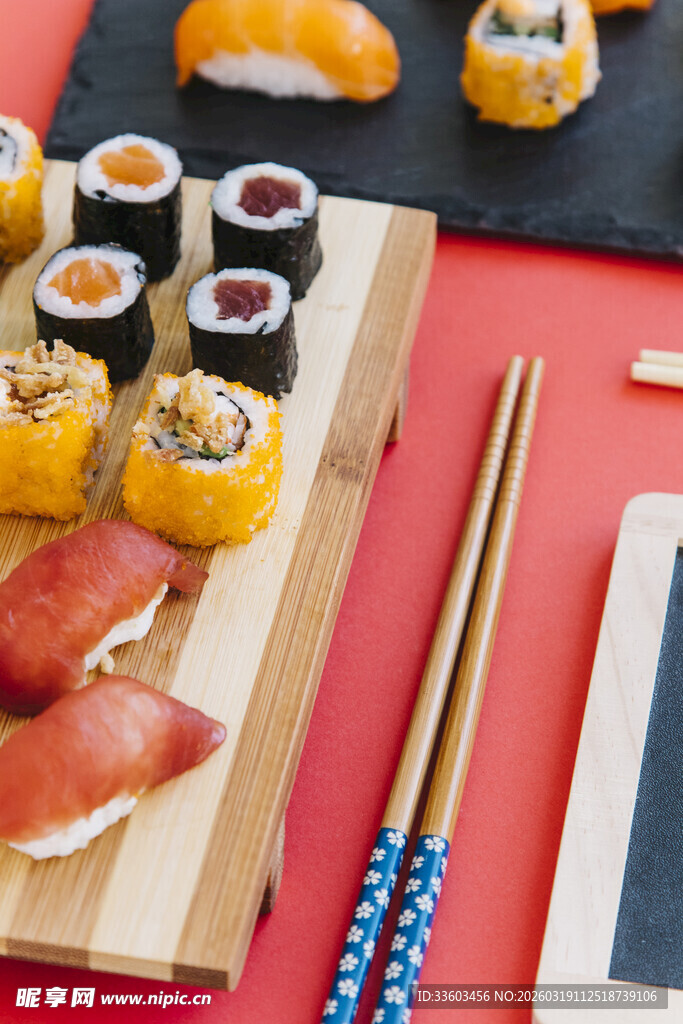 多样寿司摆放在红色背景上