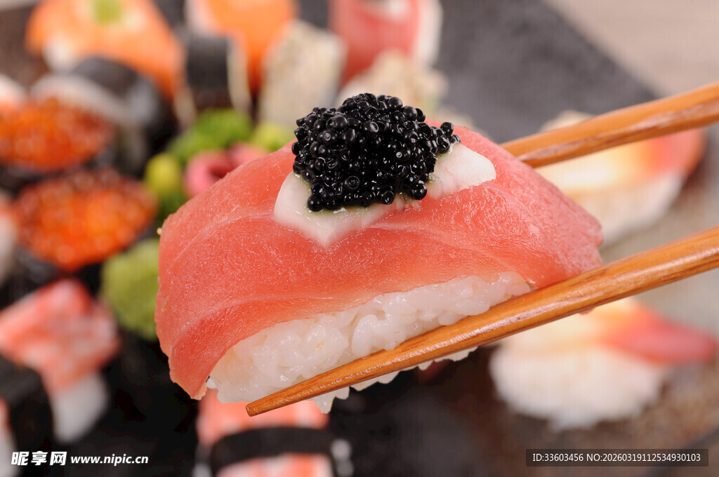 美味寿司配鱼子酱特写