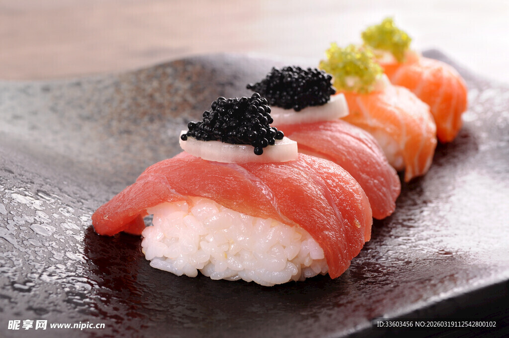 美味精致的寿司拼盘