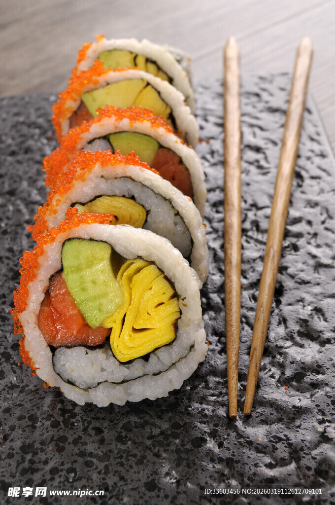 美味寿司卷与筷子搭配