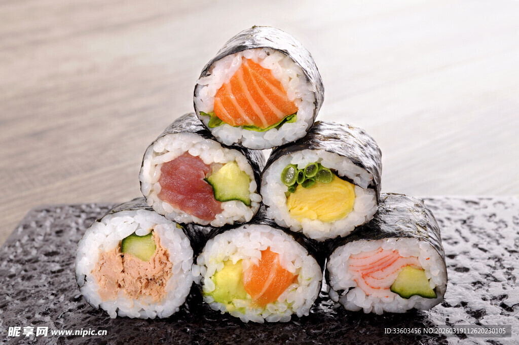 美味寿司堆叠展示