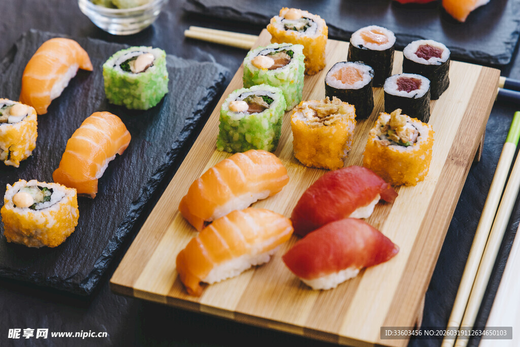 多样寿司拼盘展示