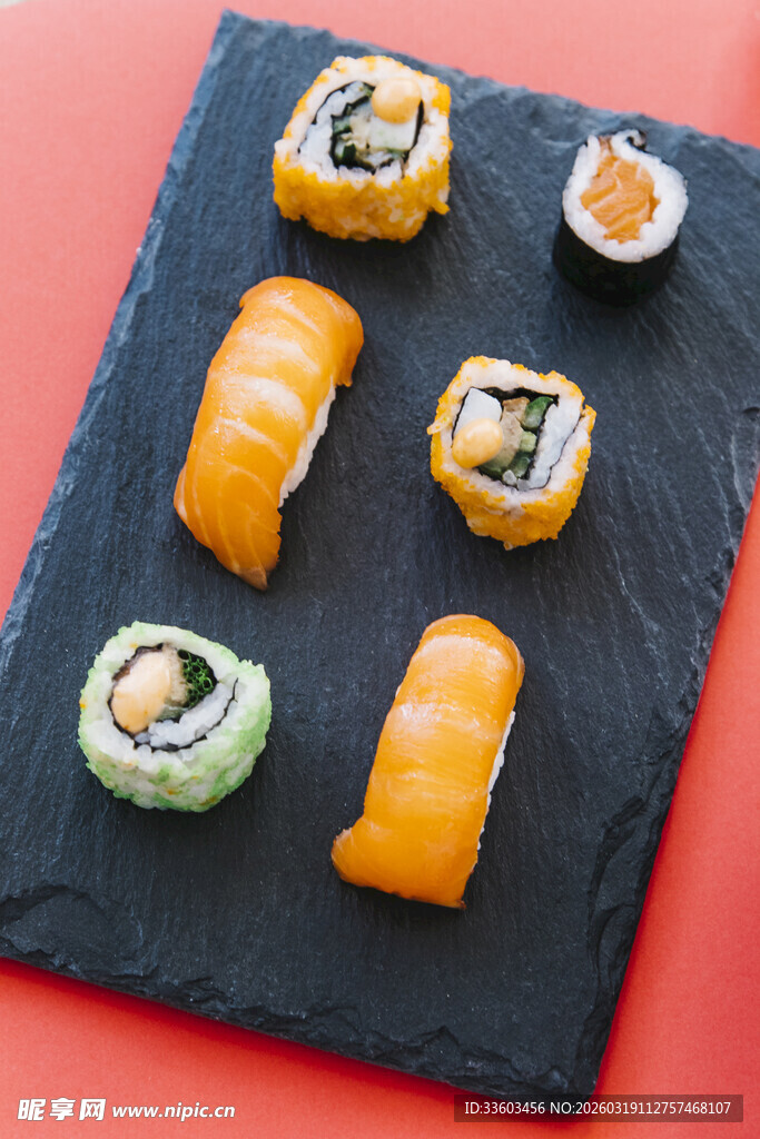 多样寿司摆放在黑色石板上