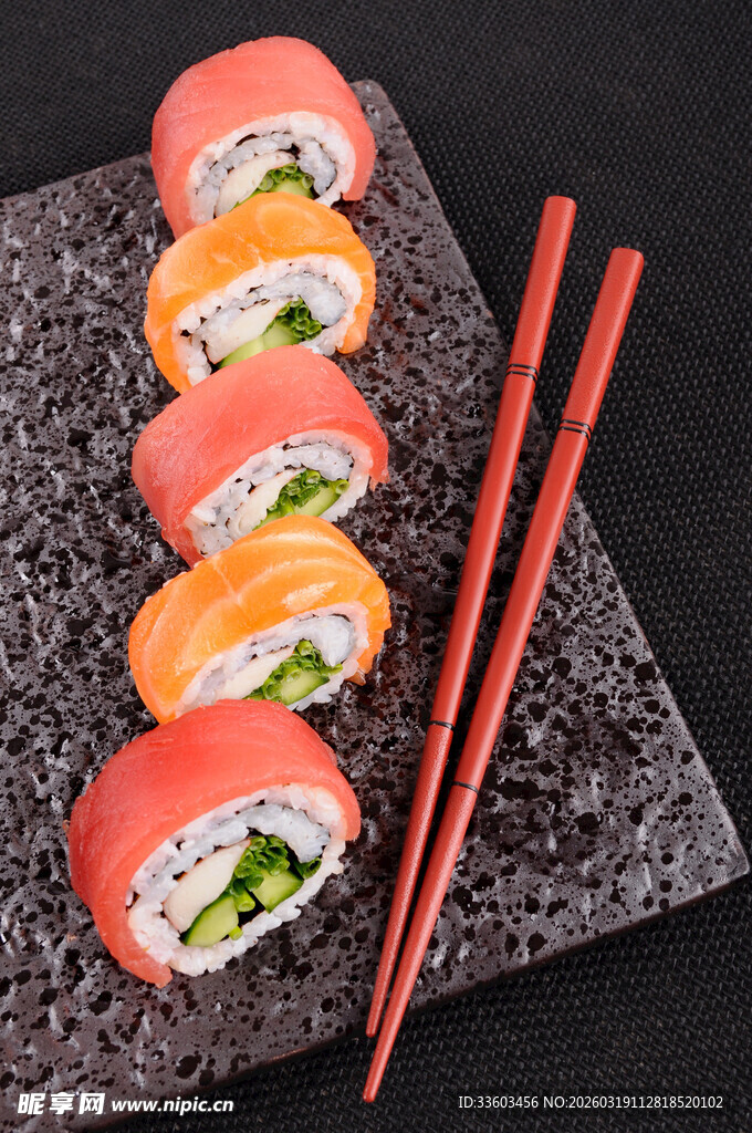 美味寿司配精致筷子