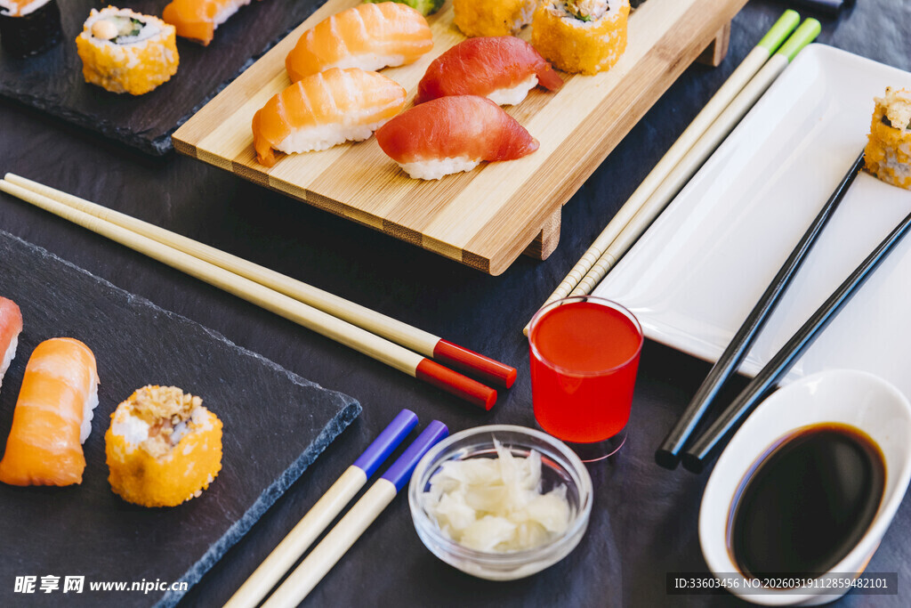 多样寿司日式料理摆盘