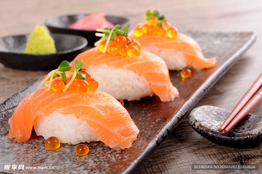 美味三文鱼寿司摆盘