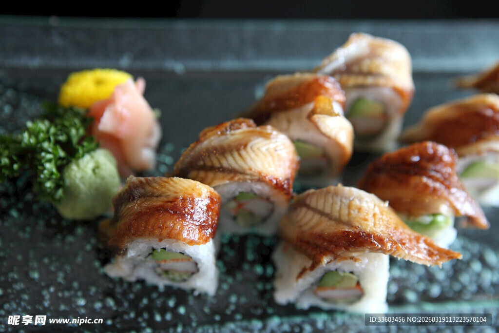 美味精致的寿司拼盘