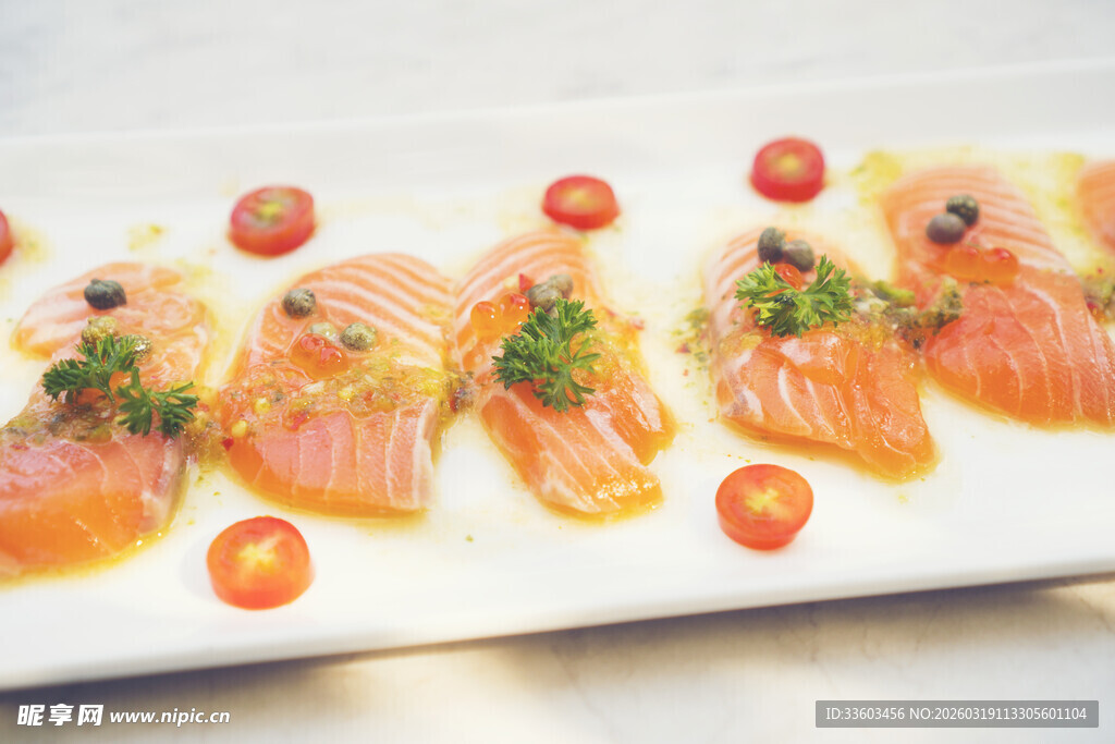 精致摆盘的美味三文鱼刺身