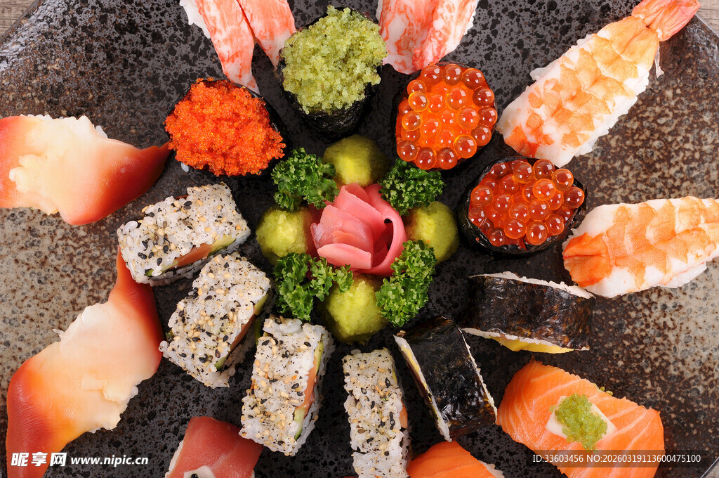 多样寿司拼盘展示