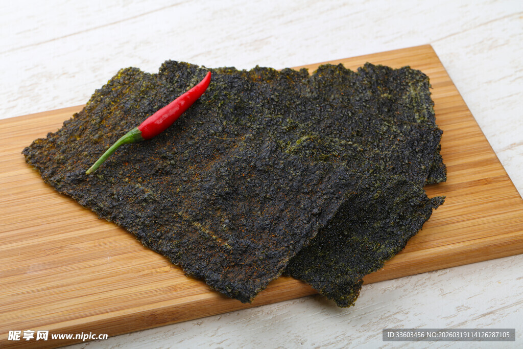 木制砧板上的海苔与辣椒