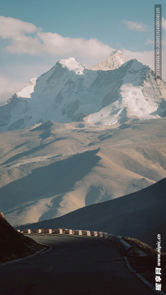 蜿蜒公路旁的壮丽雪山