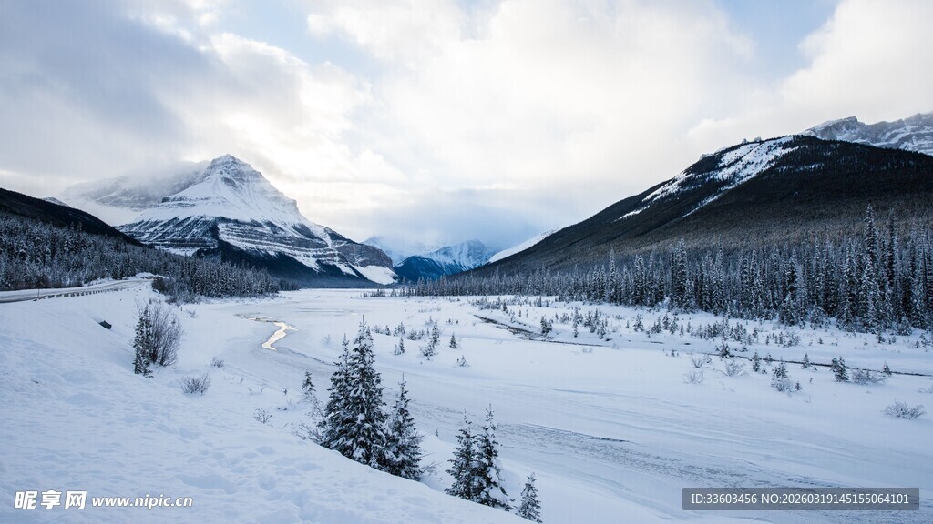 冬日雪山雪景壮丽风光
