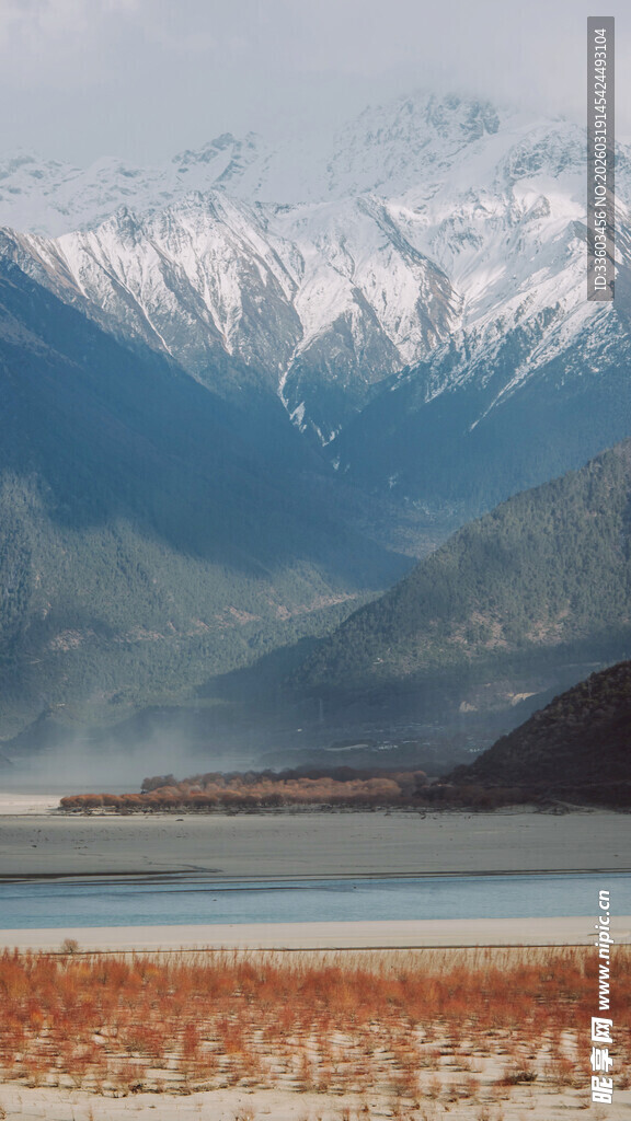 雪山下的宁静湖景