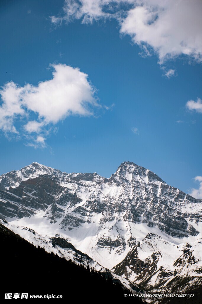 壮丽雪山蓝天美景