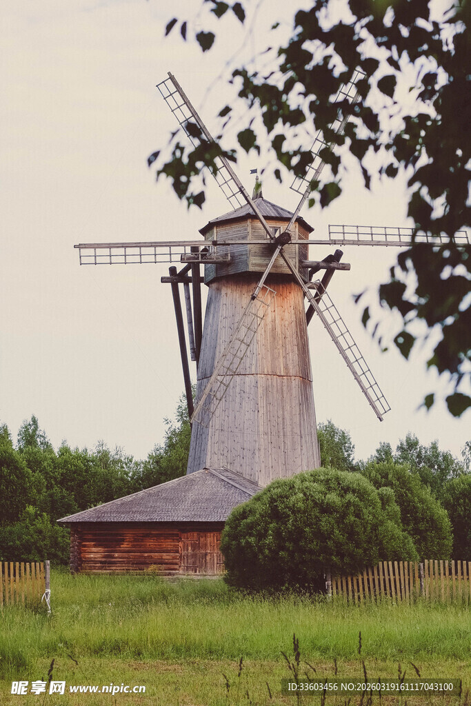 田野中的古老风车
