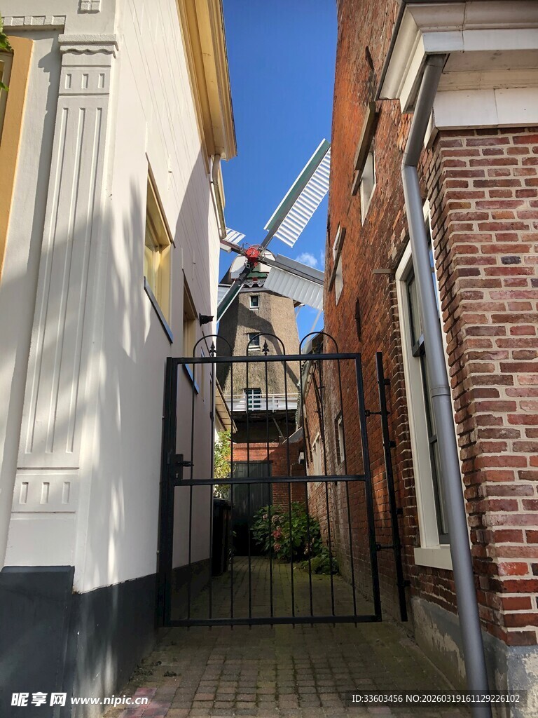 欧洲小巷铁门建筑景观