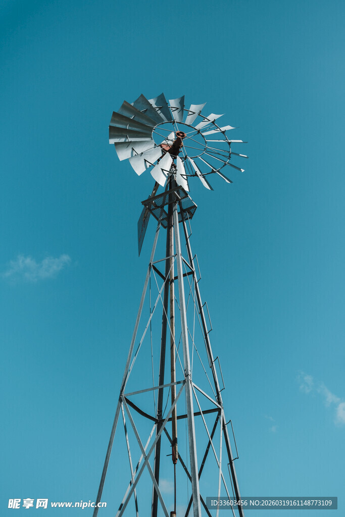 蓝天中的古老风车