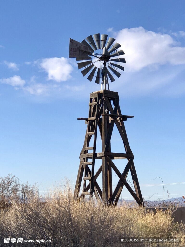 旷野中的老式风车