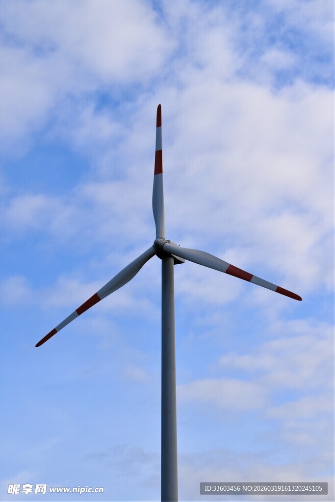 蓝天之下的巨型风力发电机