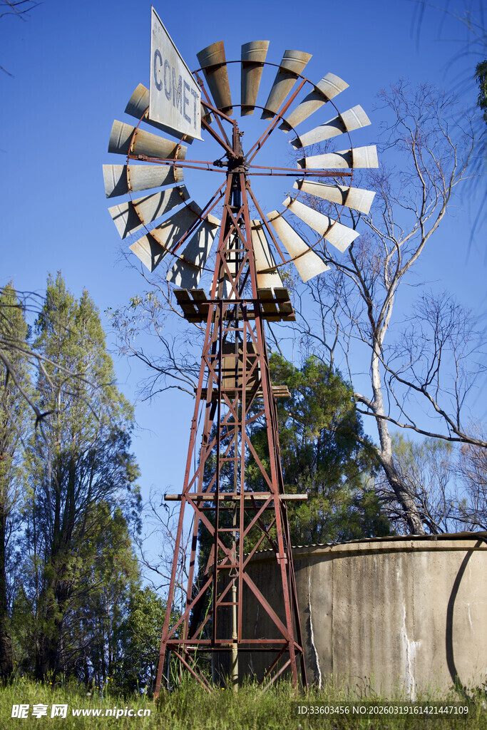 老式风车矗立在户外