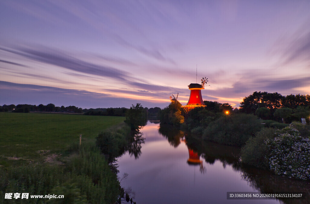 黄昏下河畔的风车美景