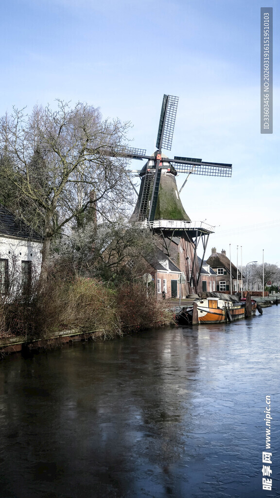 荷兰河畔风车美景
