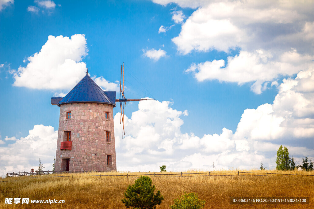 草原上的风车与蓝天白云